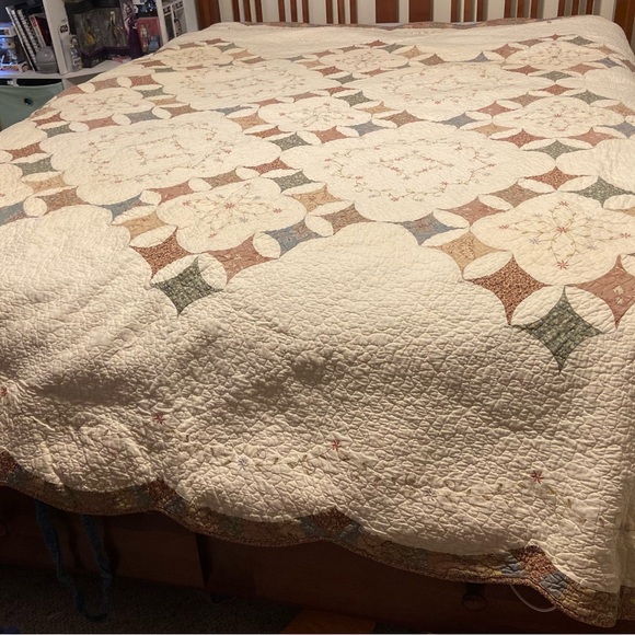 Home Classics Queen Size Quilted Coverlet and Matching Pillow Shams - Picture 2 of 13